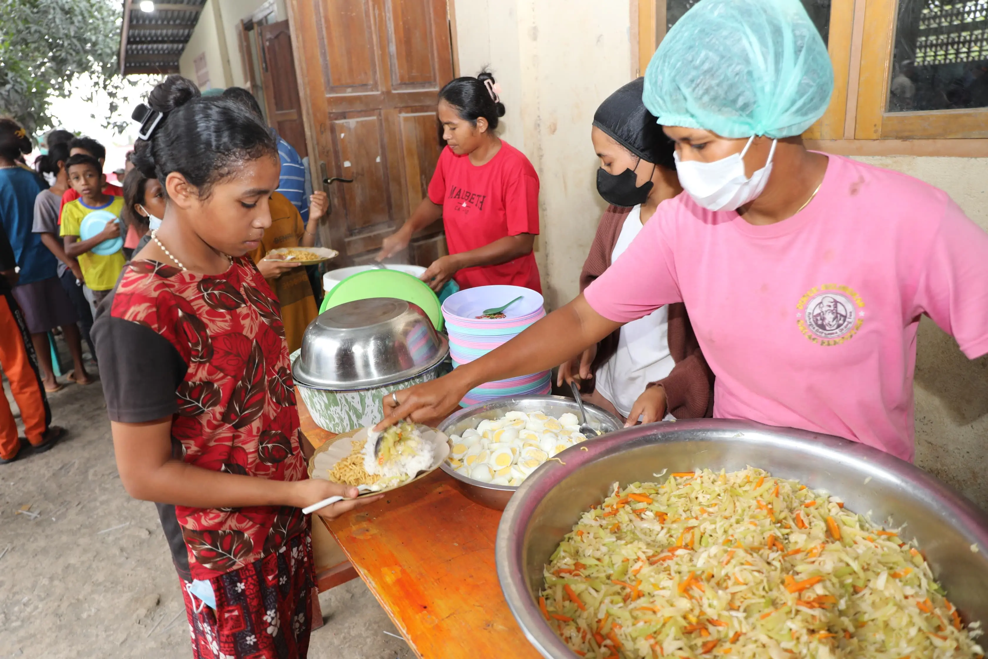 Tim Gabungan saat memberikan makan untuk warga di pos pengungsian Desa Kringa, Kabupaten Sikka, Nusa Tenggara Timur pada Kamis (7/11).